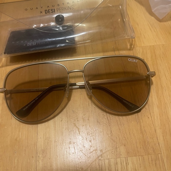 Quay Australia High Key Sunglasses - Gold/Gold | Desk Perkins Collaboration,NEW - Picture 2 of 14